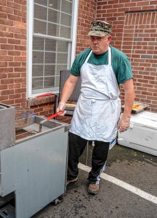 Peter D’Alessio handles the deep fryer.