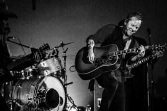 Kiefer Sutherland performs Sunday night at the Newton Theatre. (Photo by Beth Elliot)