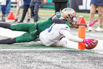 PJ1 Pope John’s Tylik Hill reaches out for the pylon and scores his team’s first touchdown of the NJSIAA Non-Public, Group B championship Friday, Nov. 29 at MetLife Stadium. Hill made three touchdowns. The Lions lost to DePaul, 33-21. (Photos by Glenn Clark)