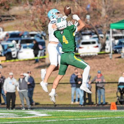 <b>Sparta’s Stone Herbison attempts to make an acrobatic first-half pass reception but is unable to secure possession for what would have been a first down deep in the Montville end of the field. (Photo by Glenn Clark)</b>