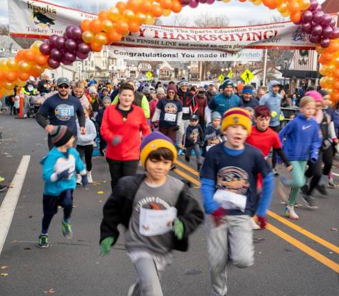 Participants begin the one-mile Fun Run on Thanksgiving morning. Both it and the 5K raised money for the Sparta Education Foundation. (Photos by Nancy Madacsi)