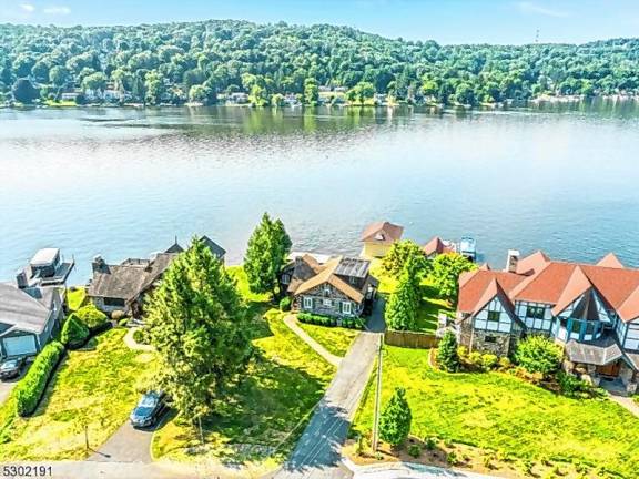 Lake-style living year-round