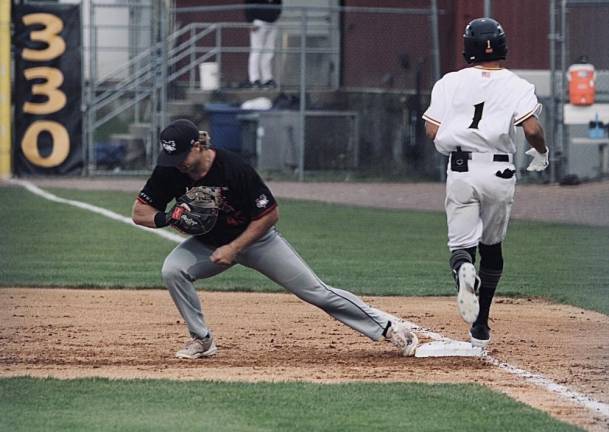 Outfielder Jawuan Harris races to first base.