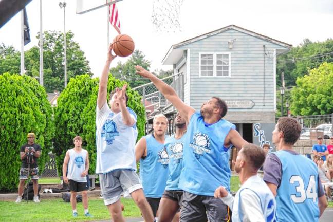 SB1 Intense action beneath the hoop between Team Smalley, blue shirts, and Team Reilly. (Photos by George Leroy Hunter)