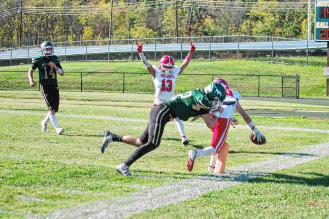 <b>During a successful two-point conversion play in the second half, Lenape Valley ball carrier Chase De Oliveira enters the inside corner of the end zone. (Photo by George Leroy Hunter)</b>