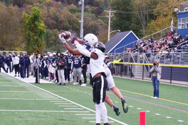 Sussex Skylanders wide receiver Keon Piesch (84) makes a sensational catch under tight coverage. He came down inside the goal line for a touchdown in the first half. (Photo by George Leroy Hunter)