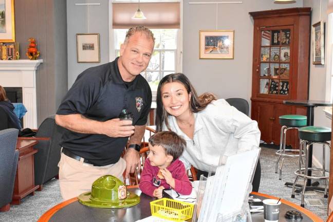 Police Officer Richard Smith poses with Leo and Alizé Hernandez.