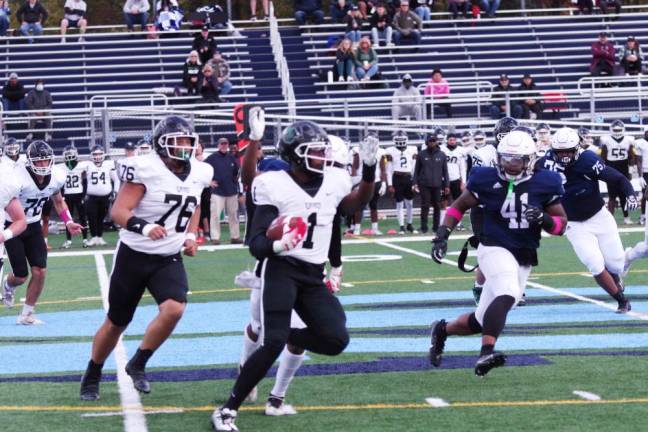 Hudson Valley ball carrier Donovan Cole moves into the open field in the first half. (Photo by George Leroy Hunter)