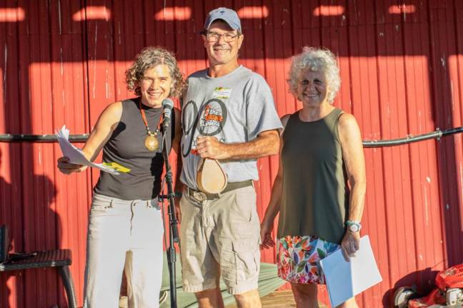 <b>Dirt Editor and Publisher Becca Tucker, Most Hospitable Garden winner Patrick Moynihan, and Straus News Publisher Jeanne Straus. Photo: Aja Brandt</b>