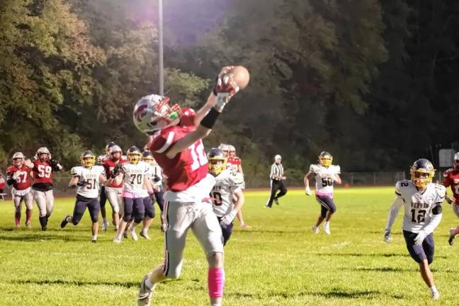 <b>High Point wideout Slade Muller makes a leaping catch resulting in the Wildcats’ second touchdown in the first quarter. High Point beat Vernon, 35-14, at home Friday, Oct. 4. (Photo by George Leroy Hunter)</b>