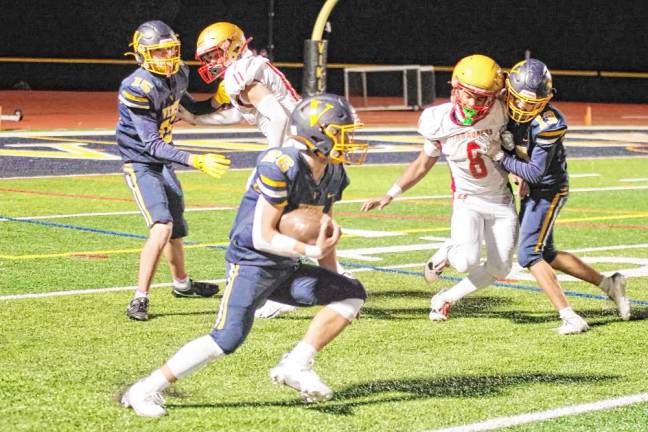 <b>Vernon ball carrier Thomas Benson is on the move while his teammates protect him from Mount Olive defenders during a kick return.</b>