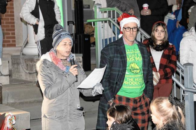 Parks &amp; Recreation director Jeanne Montemarano thanks people who helped with the event. At right is Mayor Neill Clark.