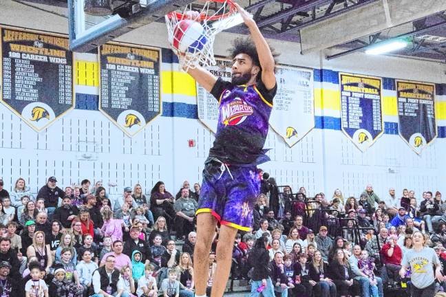 HW8 Harlem Wizards player Tyler ‘Sky-Rise’ Cronk dunks the ball to the amazement of the crowd.